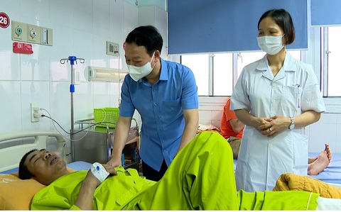 Vụ 7 người chết ở công ty xi măng: Bí thư Tỉnh ủy Yên Bái yêu cầu khẩn trương điều tra nguyên nhân- Ảnh 1. Bí thư Tỉnh ủy Yên Bái Đỗ Đức Duy thăm hỏi, động viên 3 người bị thương sau vụ tai nạn lao động đặc biệt nghiêm trọng xảy ra tại Công ty CP Xi măng và Khoáng sản Yên Bái - Ảnh: MẠNH CƯỜNG