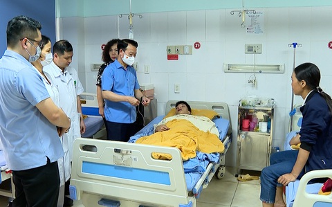 Thủ tướng yêu cầu làm rõ trách nhiệm tổ chức, cá nhân vụ 7 người chết ở Yên Bái- Ảnh 1. Bí thư Tỉnh ủy Yên Bái thăm hỏi nạn nhân bị thương trong vụ tai nạn lao động đặc biệt nghiêm trọng xảy ra tại Công ty cổ phần Xi măng và Khoáng sản Yên Bái - Ảnh: MẠNH CƯỜNG