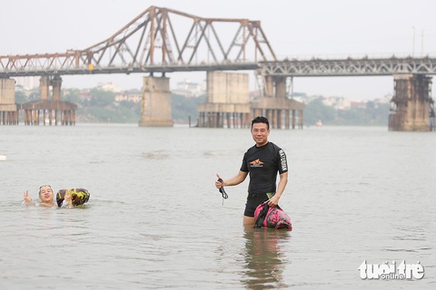 Bãi bơi CLB Cựu chiến binh nằm dưới chân cầu Long Biên hướng về quận Hoàn Kiếm, Hà Nội - Ảnh: HOÀNG TÙNG Người dân đến bơi ở sông Hồng, bãi bơi CLB Cựu chiến binh nằm dưới chân cầu Long Biên hướng về quận Hoàn Kiếm, Hà Nội - Ảnh: HOÀNG TÙNG