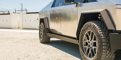 Bán tải Tesla Cybertruck kẹt chân ga, dễ gây tai nạn cho người dùng- Ảnh 2. Người dùng tố Tesla Cybertruck có thân làm từ thép không gỉ nhưng vài tháng đã thấy gỉ - Ảnh: Fox Business