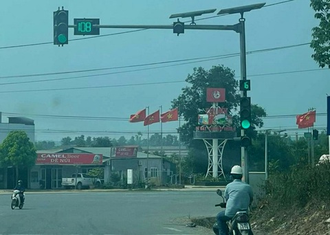 Đèn giao thông bị lỗi nhảy giây ‘tùm lum’, người đi đường có bị camera phạt nguội phạt?- Ảnh 1. Hệ thống đèn giao thông bị lỗi, hai bảng hiển thị số giây khác xa nhau, khiến nhiều người dân qua ngã tư quốc lộ 9 và đường tránh tây Đông Hà lo lắng việc bị phạt nguội - Ảnh: V.P.