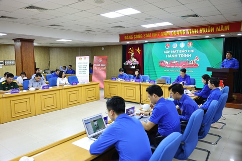 Hơn 400 bạn trẻ về Điện Biên trong hành trình Khát vọng non sông- Ảnh 1. Gặp mặt báo chí thông tin về hành trình