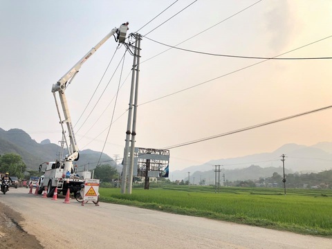 3.400 nhà dân ở Sơn La hư hại, bay nóc sau dông lốc, mưa đá to bằng quả trứng- Ảnh 2. Ngành điện lực Sơn La tập trung khắc phục hậu quả để cấp điện trở lại cho người dân Phù Yên, Bắc Yên - Ảnh: EVNPC Sơn La
