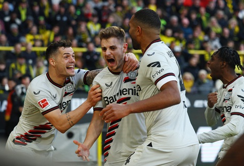 Tin tức thể thao sáng 22-4: Leverkusen vẫn bất bại nhờ bàn thắng phút bù giờ- Ảnh 1. Josip Stanisic (giữa) giúp Leverkusen duy trì mạch bất bại - Ảnh: REUTERS