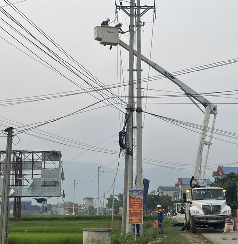 Điện lực miền Bắc nỗ lực khắc phục sự cố do mưa lớn và lốc xoáy- Ảnh 2. Ngành điện Sơn La đang khắc phục các sự cố do mưa lớn và lốc xoáy