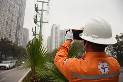EVNHANOI tăng cường công tác kiểm tra hành lang lưới điện EVNHANOI tăng cường công tác kiểm tra hành lang lưới điện - Ảnh: EVN