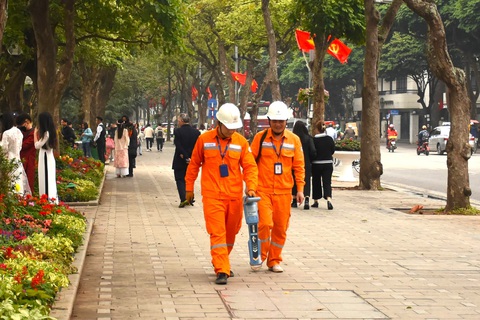 EVNHANOI kiểm tra tình trạng tuyến đường dây ngầm khu vực phố đi bộ tại Hồ Hoàn Kiếm EVNHANOI kiểm tra tình trạng tuyến đường dây ngầm khu vực phố đi bộ tại Hồ Hoàn Kiếm