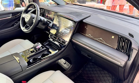 Xe Trung Quốc sao chép Lexus LM, đấu Toyota Alphard bằng giá rẻ- Ảnh 6. Ngoại thất có 3 tùy chọn màu sơn là trắng Crystal White, đen Elegant Black, và Temple Gold, trong khi nội thất hai tùy chọn đen - đỏ (trên) hoặc sáng màu (dưới). Bản GX cao cấp hơn được trang bị đèn nền và bảng điều khiển thiết kế khác.