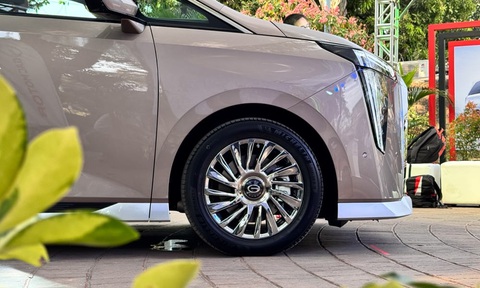 Xe Trung Quốc sao chép Lexus LM, đấu Toyota Alphard bằng giá rẻ- Ảnh 4. Cả hai biến thể đều có cửa trượt kép và bánh xe mâm 18 inch, song thiết kế mâm khác nhau. Gương chiếu hậu có nhớ vị trí, cửa sau chỉnh điện và kính cách âm.