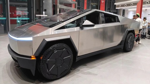 Bán tải Tesla Cybertruck kẹt chân ga, dễ gây tai nạn cho người dùng- Ảnh 1. Cốp trước kẹp tay người dùng, thân làm từ thép không gỉ nhưng vẫn gỉ, đèn pha