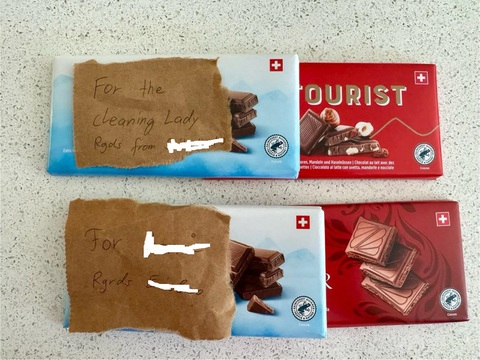 Socola khách gửi tặng chủ nhà và người dọn dẹp - Ảnh: NVCC Chocolate khách gửi tặng chủ nhà và người dọn dẹp - Ảnh: NVCC