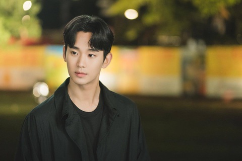 Tin tức giải trí 22-4: Nữ hoàng nước mắt tập 14 được cứu bởi Kim Soo Hyun- Ảnh 1. Trong Nữ hoàng nước mắt có nhiều phân đoạn giúp Kim Soo Hyun tỏa sáng - Ảnh: tvN