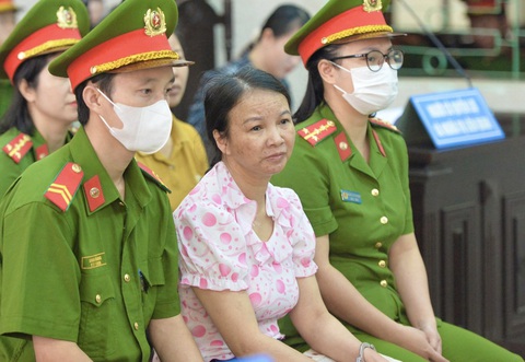 Vụ mẹ nữ sinh giao gà: Nhiều tử tù bất ngờ thay đổi lời khai nói không mua bán ma túy- Ảnh 1. Bị cáo Trần Thị Hiền trong phiên tòa chiều 22-4 - Ảnh: DANH TRỌNG