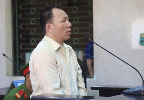Vụ mẹ nữ sinh giao gà: Nhiều tử tù bất ngờ thay đổi lời khai nói không mua bán ma túy- Ảnh 2. Bị cáo Lường Văn Hùng trả lời thẩm vấn - Ảnh: DANH TRỌNG