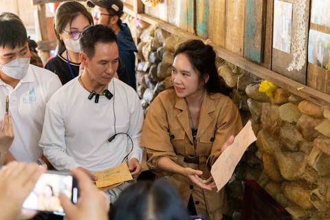 Lý Hải ‘ám ảnh’ ngủ chuồng gà, rủ bà xã Minh Hà bắt trend lội suối tìm kho báu- Ảnh 7. Lý Hải ‘ám ảnh’ ngủ chuồng gà, rủ bà xã Minh Hà bắt trend lội suối tìm kho báu- Ảnh 7.