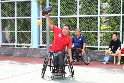 Mang tiếng cười cho sân chơi khuyết tật- Ảnh 4. Ông Huỳnh Công Sơn huấn luyện môn pickleball cho người bị liệt chân – Ảnh: HOÀNG TÙNG