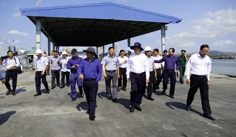 Bà Rịa - Vũng Tàu mở đợt cao điểm phòng chống khai thác thủy sản trái phép- Ảnh 1. Bộ trưởng Bộ Nông nghiệp và Phát triển nông thôn Lê Minh Hoan và lãnh đạo tỉnh Bà Rịa - Vũng Tàu kiểm tra một cảng cá ở Vũng Tàu về phòng chống khai thác thủy sản trái phép - Ảnh: ĐÔNG HÀ