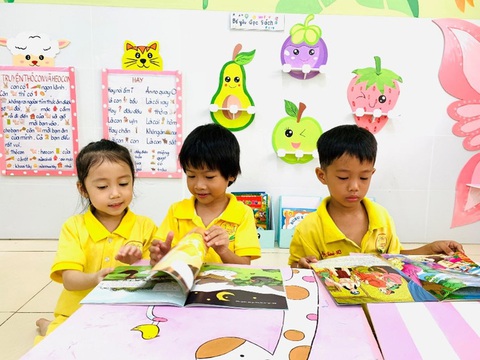 Học trước chương trình lớp 1: Lợi bất cập hại- Ảnh 1. Góc bé yêu đọc sách trong một trường mầm non ở TP.HCM - Ảnh: M.D.