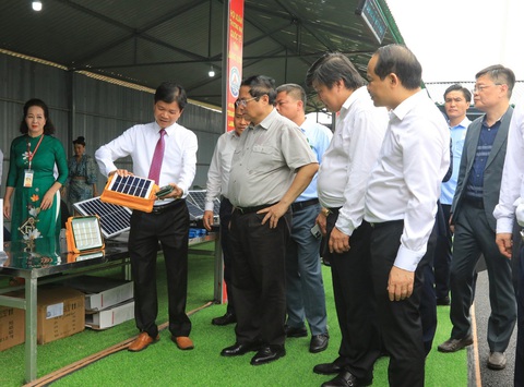 Thủ tướng thăm khu đô thị Mailand Hoàng Đồng, Lạng Sơn- Ảnh 4. Thủ tướng Phạm Minh Chính xem sản phẩm công nghệ điện mặt trời tại Triển lãm công nghiệp xanh quốc tế Lạng Sơn 2024
