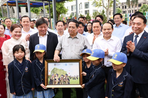 Thủ tướng thăm khu đô thị Mailand Hoàng Đồng, Lạng Sơn- Ảnh 3. Các em học sinh Trường mầm non Song ngữ quốc tế Victoria Mailand Hoàng Đồng tặng tranh lưu niệm cho Thủ tướng Phạm Minh Chính