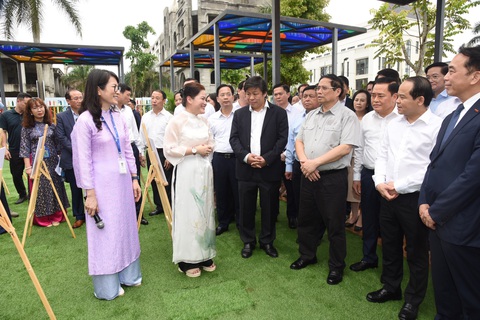 Thủ tướng thăm khu đô thị Mailand Hoàng Đồng, Lạng Sơn- Ảnh 2. Thủ tướng Phạm Minh Chính nghe giới thiệu về Trường mầm non Song ngữ quốc tế Victoria Mailand Hoàng Đồng