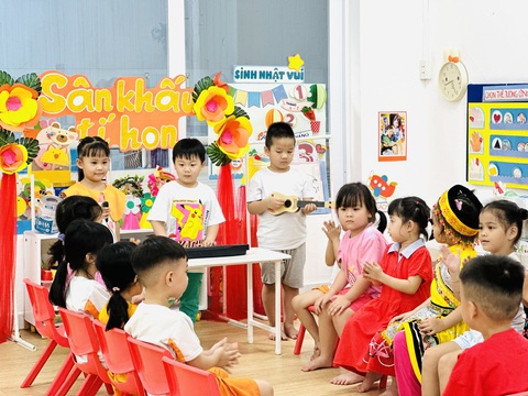 Trường mầm non công lập có gì để tính tăng học phí gần 8 triệu/tháng?- Ảnh 1. Học sinh Trường mầm non Vàng Anh - Ảnh: Nhà trường cung cấp