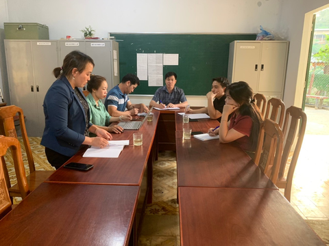 Học sinh lớp 1 nghi bị đánh bầm tím mắt: Cô giáo có 'tác động vật lý' nhẹ- Ảnh 1. Lãnh đạo Phòng Giáo dục và Đào tạo huyện Mù Cang Chải làm việc với ban giám hiệu và cô giáo Giàng Thị Sáng - Ảnh: Phòng GD-ĐT Mù Cang Chải