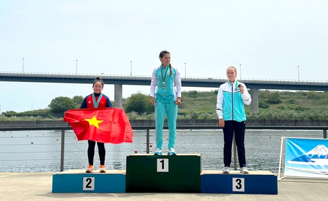 Sự phi thường của các cô gái đua thuyền- Ảnh 1. Nguyễn Thị Hương (ngoài cùng, bên trái) mang về suất dự Olympic Paris 2024 môn canoeing - Ảnh: TTVN