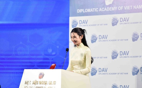 Tổng thư ký ASEAN: Thanh niên hãy sống có mục đích, đừng phí hoài thời gian- Ảnh 3. Hoa hậu Nguyễn Thúc Thùy Tiên đại diện thanh niên Việt Nam phát biểu tại cuộc đối thoại - Ảnh: HỒNG NGUYỄN