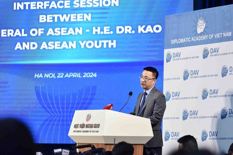 Tổng thư ký ASEAN: Thanh niên hãy sống có mục đích, đừng phí hoài thời gian- Ảnh 2. Anh Nguyễn Tường Lâm, Bí thư Trung ương Đoàn TNCS Hồ Chí Minh, phát biểu tại cuộc đối thoại - Ảnh: HỒNG NGUYỄN