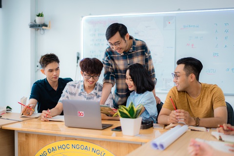 HUFLIT không tăng học phí năm học 2024 - 2025- Ảnh 2. HUFLIT luôn đồng hành, chia sẻ và hỗ trợ người học trên hành trình chinh phục tri thức