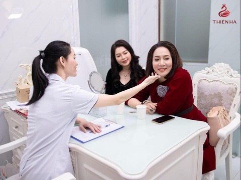 Phòng khám chuyên khoa da liễu Thiên Hà tại Hà Nội- Ảnh 2. Đội ngũ bác sĩ Thiên Hà tư vấn cho khách hàng