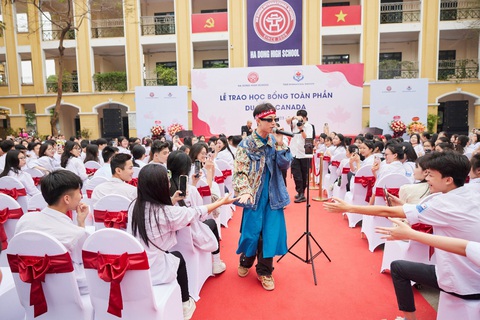 Trường ở Hà Nội trao học bổng toàn phần du học Canada cho học sinh- Ảnh 1. Buổi lễ cũng trở nên sôi động và nóng hơn với những tiết mục của rapper Double 2T