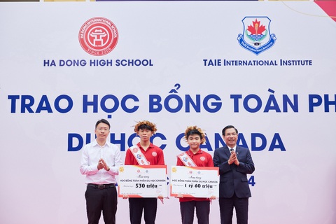 Trường ở Hà Nội trao học bổng toàn phần du học Canada cho học sinh- Ảnh 2. Thầy Nguyễn Tất Vinh, hiệu trưởng Trường THPT Hà Đông và ông Phạm Nam Hải, bí thư Quận Đoàn Hà Đông trao những suất học bổng toàn phần du học Canada cho các học sinh