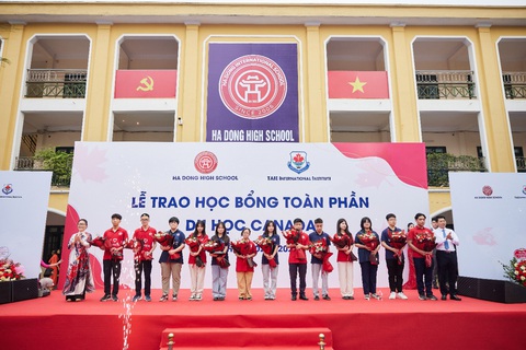 Trường ở Hà Nội trao học bổng toàn phần du học Canada cho học sinh- Ảnh 3. Bà Đặng Thị Tách, phó chủ tịch hội đồng Trường THPT Hà Đông, và ông Nguyễn Nguyên Quân, trưởng Ban Dân tộc TP Hà Nội, tặng hoa chúc mừng các học sinh đoạt giải Olympic năm học 2023-2024