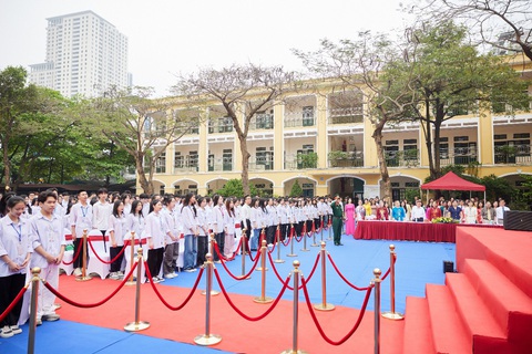 Trường ở Hà Nội trao học bổng toàn phần du học Canada cho học sinh- Ảnh 6. Khung cảnh học sinh và cán bộ, giáo viên toàn Trường THPT Hà Đông tham dự buổi lễ trao học bổng toàn phần du học Canada