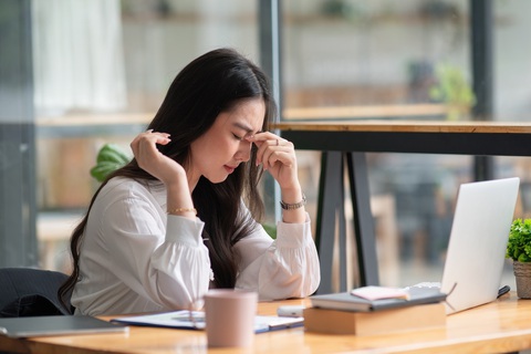 Hapacol đồng hành cùng phụ nữ để chinh phục thành công- Ảnh 1. Thiếu thời gian nghỉ ngơi, nhiều phụ nữ lựa chọn âm thầm chịu đựng những cơn đau.