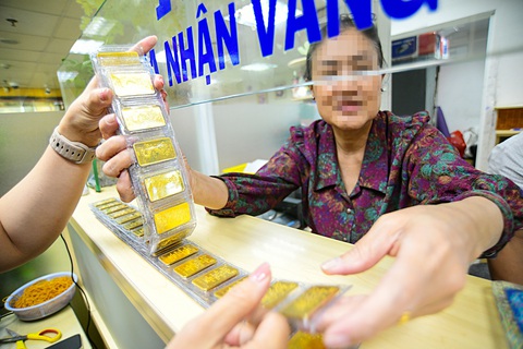 Đấu thầu vàng miếng SJC: Hồi hộp trước giờ G- Ảnh 9. Vàng miếng SJC được bán ở TP.HCM - Ảnh: QUANG ĐỊNH