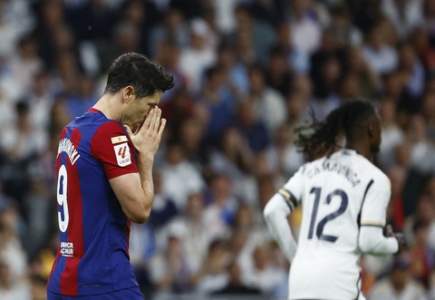 Real Madrid ngược dòng đánh bại Barca sau hai lần bị dẫn trước- Ảnh 2. Lewandowski và Barcelona chỉ biết tiếc nuối khi đánh mất lợi thế - Ảnh: REUTERS