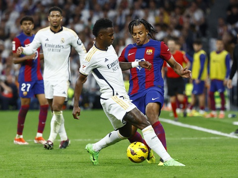 Real Madrid ngược dòng đánh bại Barca sau hai lần bị dẫn trước- Ảnh 1. Trận siêu kinh điển đã diễn ra với nhiều diễn biến kịch tính - Ảnh: REUTERS