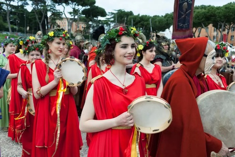 Rome tưng bừng mừng sinh nhật lần thứ 2.777- Ảnh 3. Các diễn viên tái hiện lễ hội cầu thần Pales (Palilia), nữ thần bảo vệ người chăn cừu và đàn cừu. Trong đó, các thiếu nữ mặc lễ phục thực hiện nghi thức phát rơm, tro và máu của những con vật bị hiến tế trước khi nhảy qua đống lửa ba lần - Ảnh: WANTED IN ROME