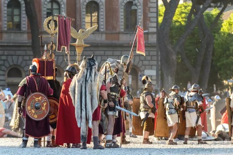 Rome tưng bừng mừng sinh nhật lần thứ 2.777- Ảnh 1. Đoàn người diễu hành trong trang phục truyền thống tái hiện một số sự kiện lịch sử và các lễ nghi truyền thống nhân kỷ niệm ngày thành lập thành phố vào sáng 21-4 - Ảnh: WANTED IN ROME