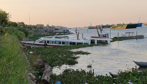 Lãnh đạo Công an thị xã Tân Châu cho biết đã khám nghiệm hiện trường để tiếp tục điều tra vụ tai nạn hy hữu trên sông Tiền - Ảnh: MINH KHANG Vụ tai nạn tàu trên sông Tiền làm chết một người - Ảnh: MINH KHANG