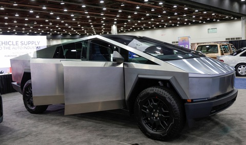 Tesla và toàn ngành xe điện cùng bết bát- Ảnh 2. Một mẫu xe Tesla được trưng bày tại một hội nghị ở Detroit, bang Michigan (Mỹ) ngày 18-4 - Ảnh: REUTERS