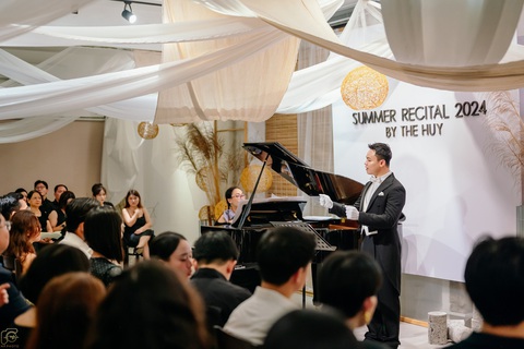 Thế Huy tự tin trình diễn và dẫn dắt trước khán giả trong đêm recital tạm biệt Việt Nam - Ảnh - MINH NHẬT Thế Huy tự tin trình diễn và dẫn dắt trước khán giả trong đêm recital tạm biệt Việt Nam - Ảnh - MINH NHẬT