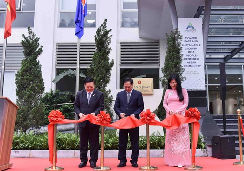 Tổng thư ký ASEAN: Thanh niên hãy sống có mục đích, đừng phí hoài thời gian- Ảnh 5. Bộ trưởng Ngoại giao Bùi Thanh Sơn (giữa), Tổng thư ký ASEAN Kao Kim Hourn và quyền Giám đốc Học viện Ngoại giao Phạm Lan Dung cắt băng khánh thành Quảng trưởng ASEAN - Ảnh: HỒNG NGUYỄN