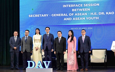 Tổng thư ký ASEAN: Thanh niên hãy sống có mục đích, đừng phí hoài thời gian- Ảnh 1. Tổng thư ký ASEAN Kao Kim Hourn (thứ ba từ phải sang) chụp ảnh cùng các đại biểu tham dự đối thoại - Ảnh: HỒNG NGUYỄN