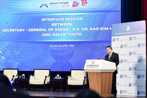 Tổng thư ký ASEAN: Thanh niên hãy sống có mục đích, đừng phí hoài thời gian- Ảnh 4. Tổng thư ký ASEAN Kao Kim Hourn phát biểu, nhấn mạnh vai trò quan trọng của thanh niên trong tương lai ASEAN - Ảnh: HỒNG NGUYỄN