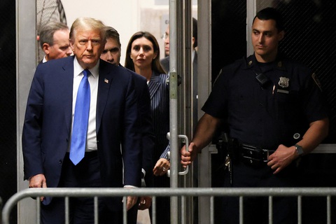 Công tố cáo buộc ông Trump lừa dối cử tri để đắc cử- Ảnh 1. Ông Trump tại phiên tòa ngày 22-4 ở New York (Mỹ) - Ảnh: REUTERS