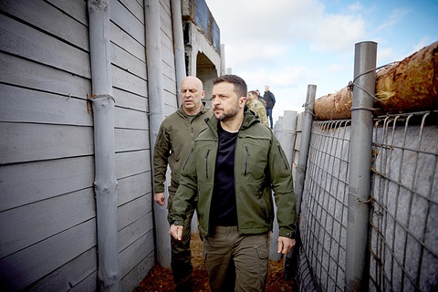 Mỹ trao hy vọng thắng Nga cho Ukraine- Ảnh 1. Tổng thống Ukraine Volodymyr Zelensky thị sát công sự ở vùng Donetsk - Ảnh: Reuters